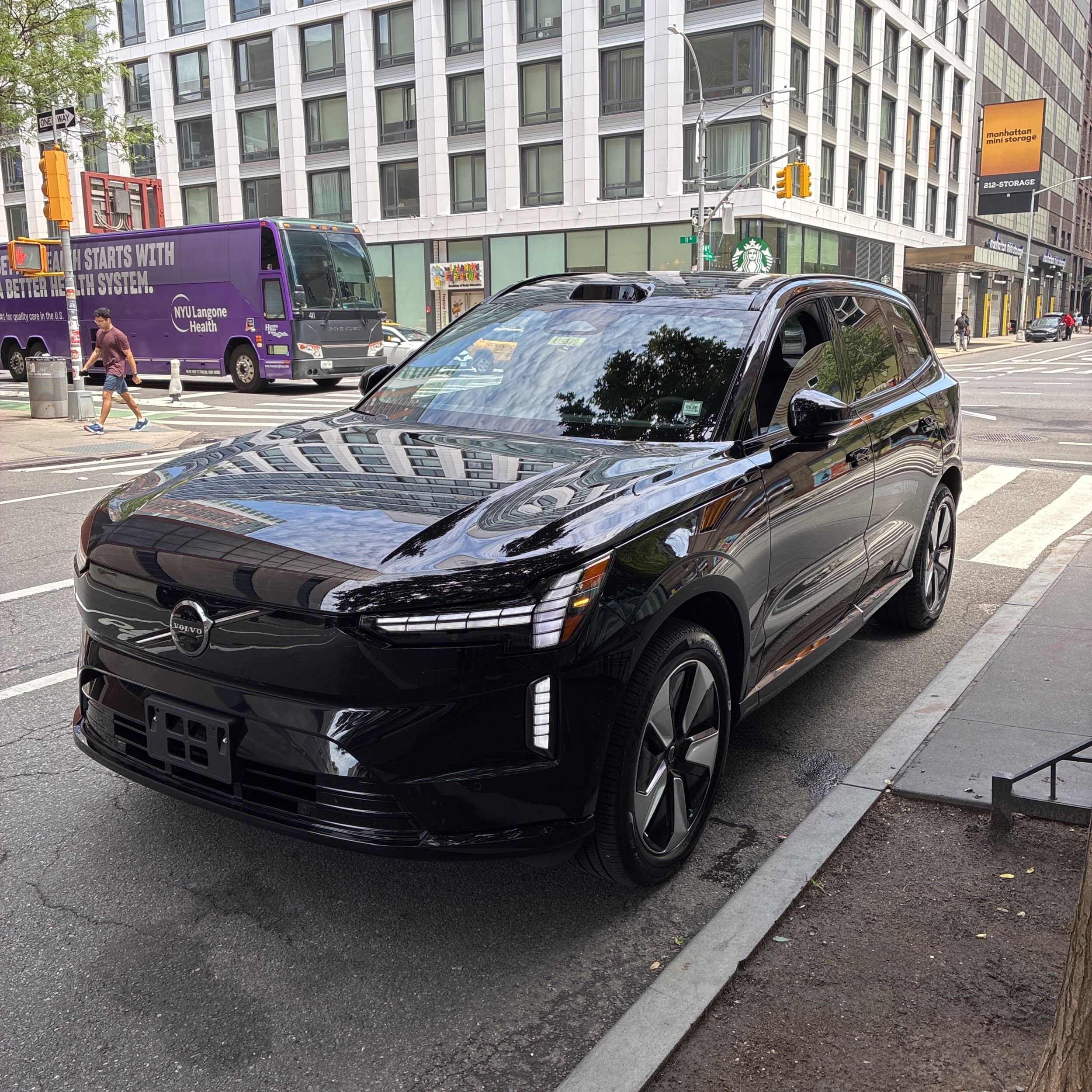 2025 Volvo EX90 Plus