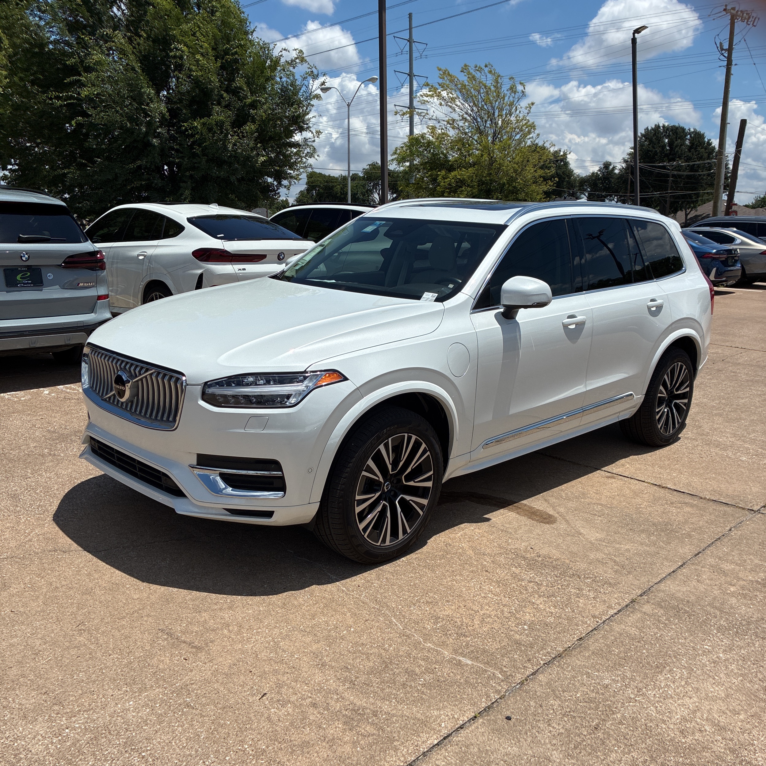 2023 Volvo XC90 T8 - Plus